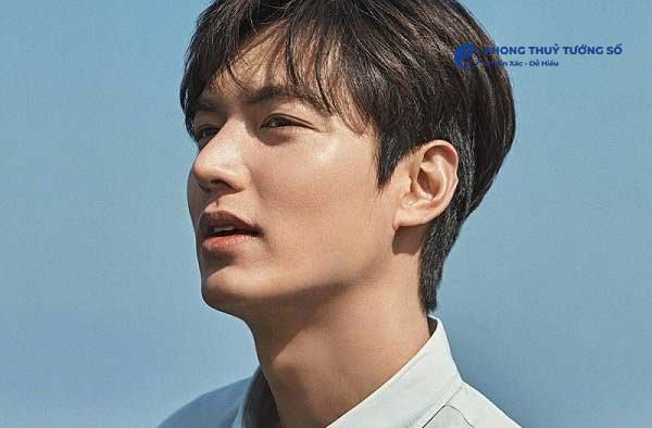 Đàn ông sở hữu tướng mũi cao, thẳng, không bị cong xuống hay gãy khúc được cho là biểu thị cho một con đường quan lộ rộng mở, thuận lợi trong tương lai.