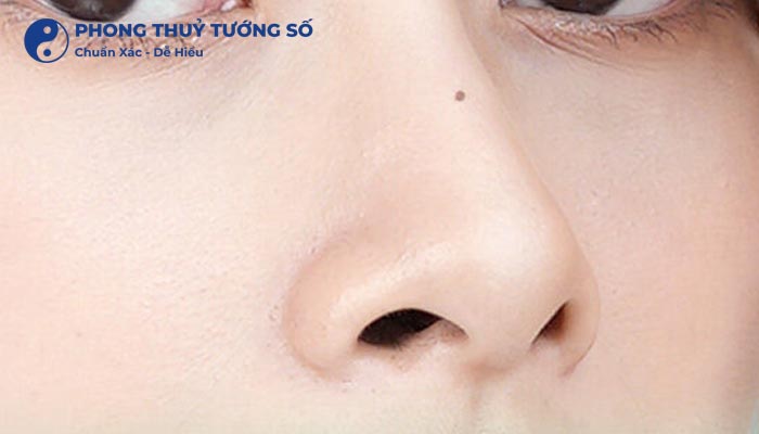 Xem tướng nốt ruồi ở sống mũi phụ nữ