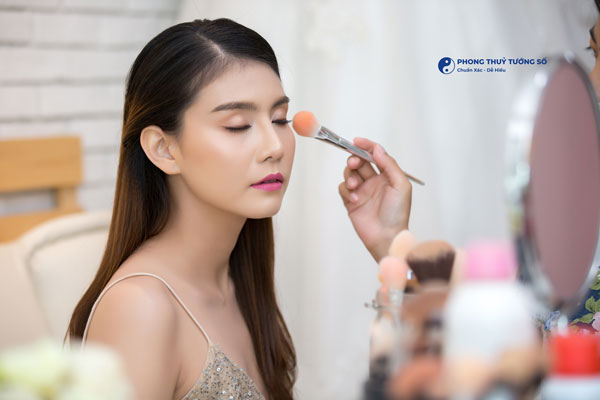 Trang điểm là một cách giúp phụ nữ có thể sở hữu đôi mắt bồ câu đẹp cuốn hút nhưng không giữ được lâu dài