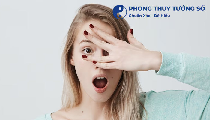 Nháy mắt phải là điềm gì?