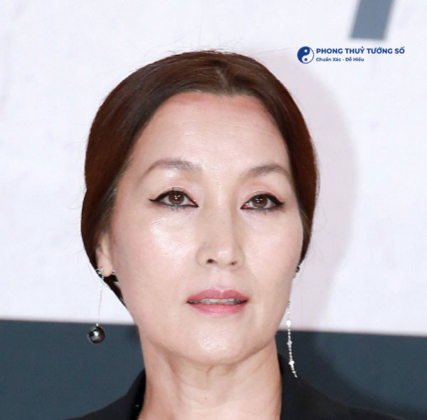 Nữ diễn viên Lee Hye Young - nổi tiếng với vai diễn mẹ của Goo Jun Pyo trong phim Vườn sao bằng - sở hữu đôi mắt sắc sảo