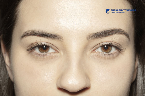 Người sở hữu xà nhãn thường bị cho là có tính cách nhiều toan tính, lắm chiêu trò