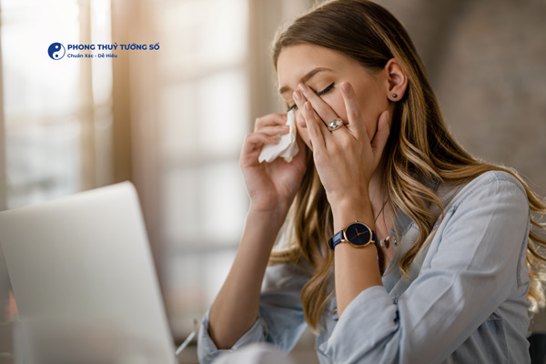 Giải thích điềm báo nháy mắt trái nữ theo giờ trong ngày