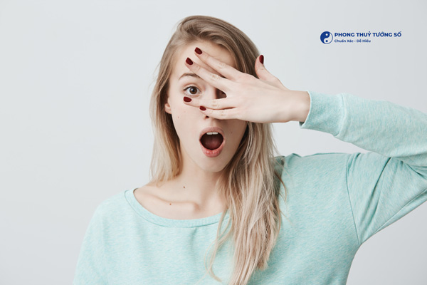 Mắt trái giật là hiện tượng khi mắt trái bất ngờ co giật, rung lên trong một khoảnh khắc ngắn