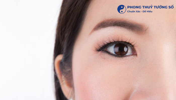 Tướng phụ nữ mắt một mí