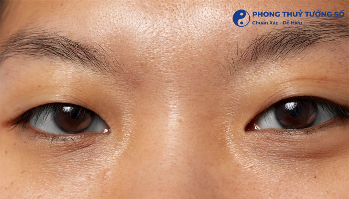 Mắt một mí rất dễ nhận biết
