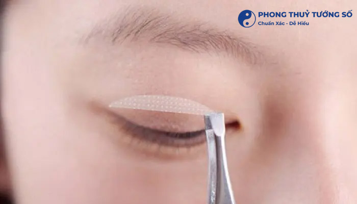 Dùng keo dán kích mí tạo nếp mí giả